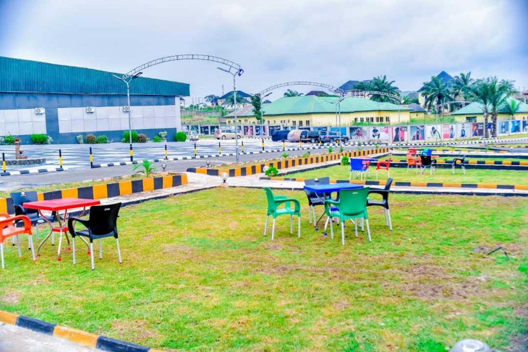 Murphy'S Mansion Resort Umuahia Exteriör bild